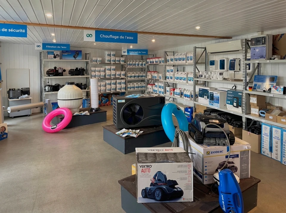 Magasin spécialisé piscine, intérieur lumineux avec rayonnages métalliques