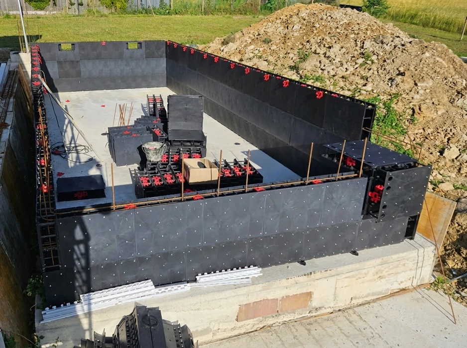 Chantier de construction en extérieur, vue aérienne d'un coffrage de fondation
