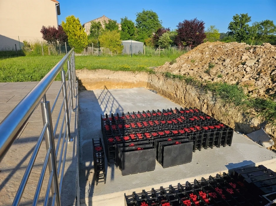 Chantier extérieur en plein air, excavation de terrain avec tas de remblai