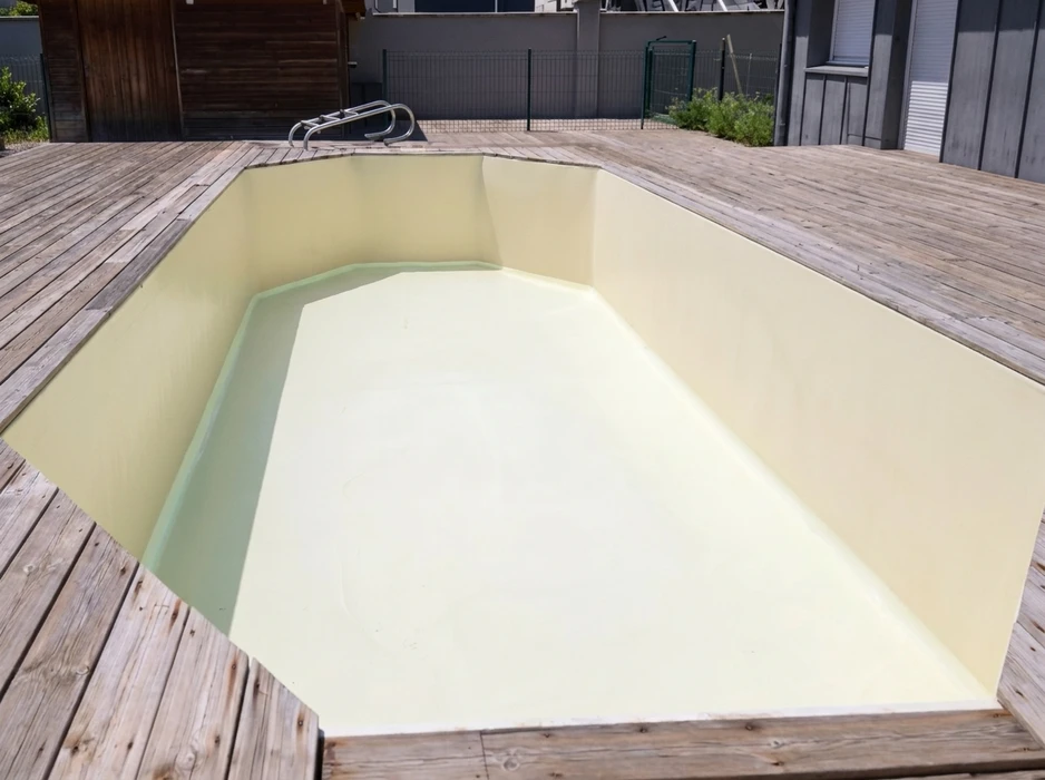 Piscine hors-sol vide à parois en liner PVC souple couleur ivoire/crème, structure octogonale
