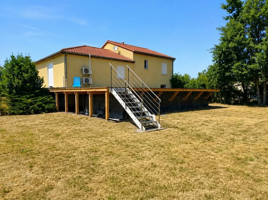 Scène extérieure de piscine avec terrasse en bois