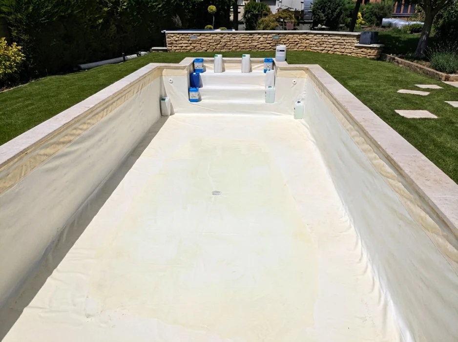 Piscine octogonale hors-sol avec platelage bois, en cours de remplissage