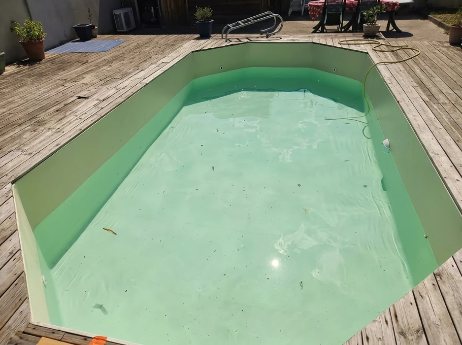Piscine extérieure avec eau bleue cristalline et reflets lumineux ondulants à la surface