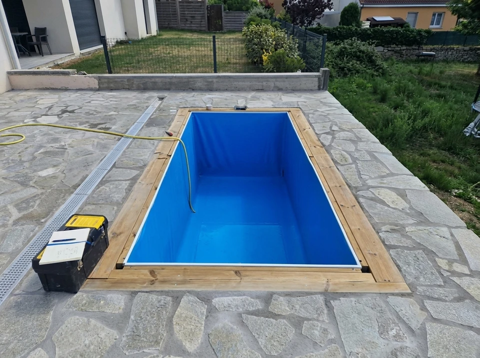 Chantier de rénovation d'une piscine hors-sol ovale, vue intérieure
